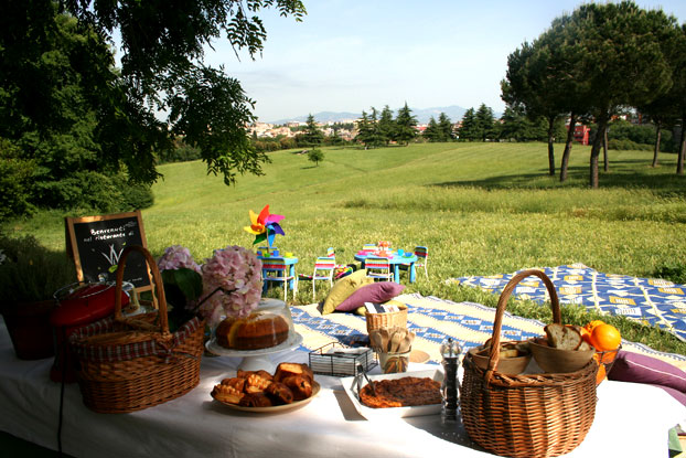 Un picnic all'aperto: scopri l'arte di goderti la vita all'aria aperta con  stile