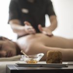 Massaggio con miele altoatesino by Luca Meneghel